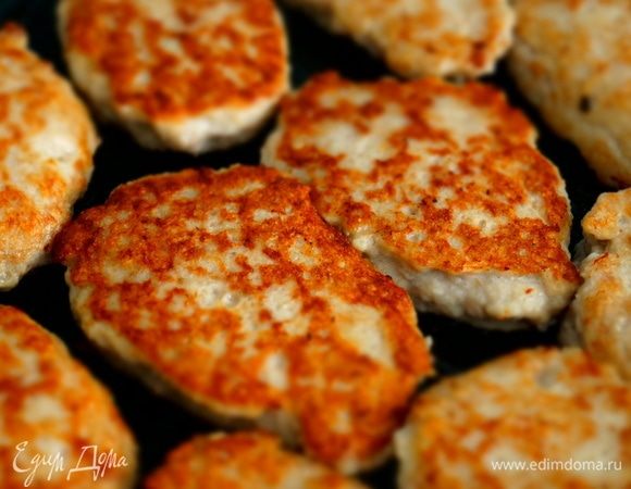 Обжариваем с двух сторон до румяной корочки, переворачивая деревянной лопаткой. У меня получилось 30 штук.