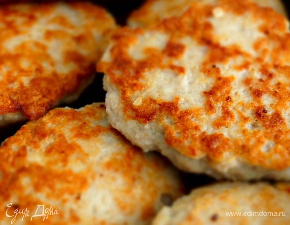 Обжаренные котлеты складываем в кастрюльку, заливаем стаканом кипятка, накрываем крышкой и ставим тушить на медленном огне 15–20 минут.