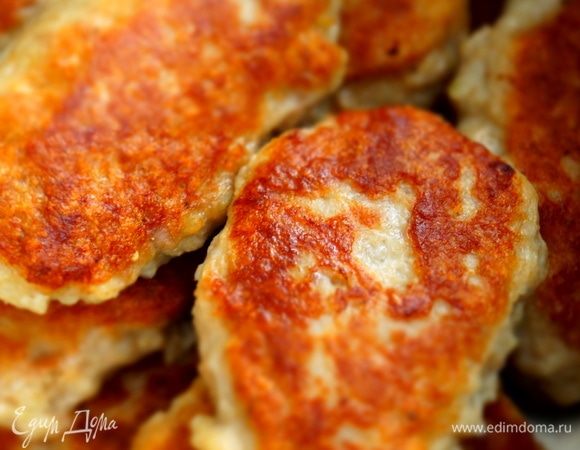 Невероятно вкусные котлеты, просто с салатом из овощей, майонезом, аджикой или кетчупом — кто как любит... На здоровье!