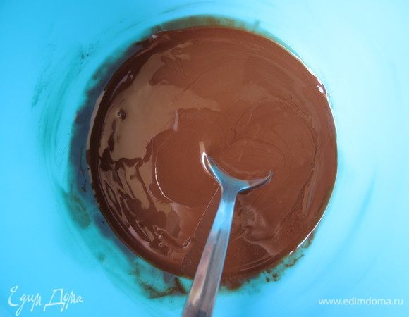 Шоколад вместе с растительным маслом растопить на водяной бане или в микроволновой печи, остудить до комнатной температуры.