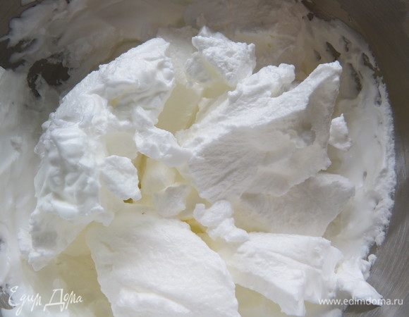 Взбить белки со второй половиной сахара (50 г) до устойчивых пиков.