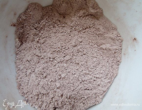 Муку просеять с какао и разрыхлителем.