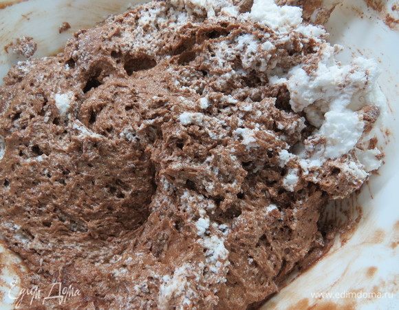  В большой чаше соединить масляную смесь с мучной и с белками. Аккуратно вымесить спатулой складывающими движениями.