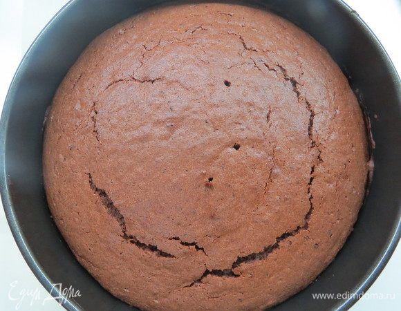 Форму для выпечки диаметром 18 см смазать маслом и посыпать мукой, дно простелить бумагой для выпечки. Выпекать бисквит около 20–30 минут в разогретой до 180°С духовке. На готовность можно проверить зубочисткой.