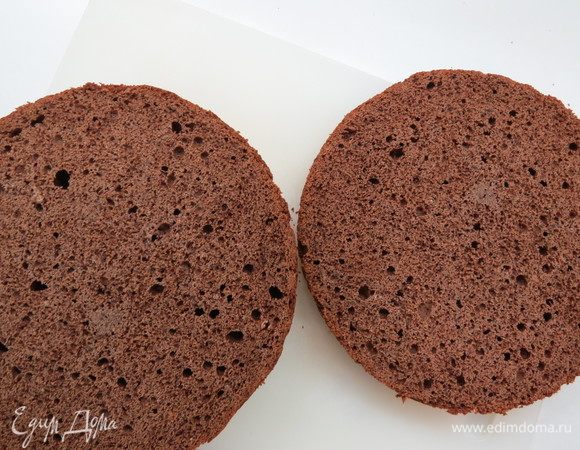 Готовый остывший бисквит обернуть в пищевую пленку и дать отлежаться сутки, затем разрезать на 2 коржа. Один корж будет основой для торта.