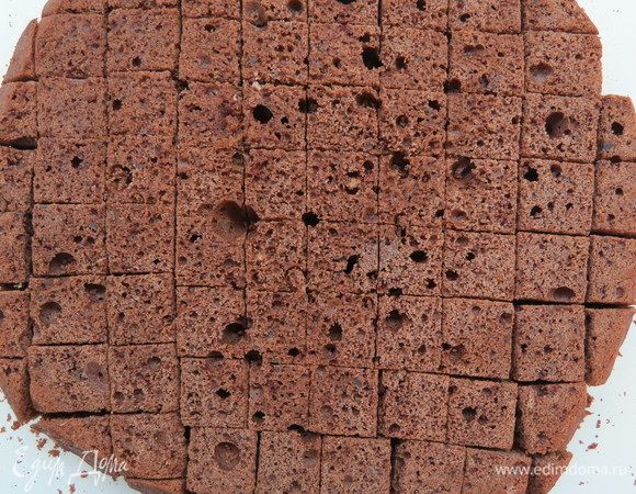 Второй корж нарезать на ровные кубики, часть из них добавим в ганаш на молочном шоколаде, вторая часть послужит украшением торта.