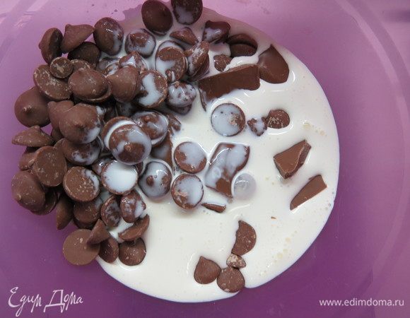 Делаем ганаш на молочном шоколаде. Залить поломанный на кусочки шоколад горячими сливками. Спатулой размешать до полного растворения шоколада. Остудить массу в холодильнике минимум 3–4 часа, а лучше оставить на ночь.