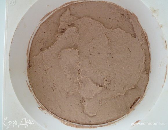 Полностью остывшую массу взбить на средней скорости до густой пышной массы. Желатин замочить в воде согласно инструкции на упаковке, распустить и ввести во взбитый ганаш, аккуратно перемешать до однородности. Полученную массу выложить в силиконовую форму диаметром 18 см.