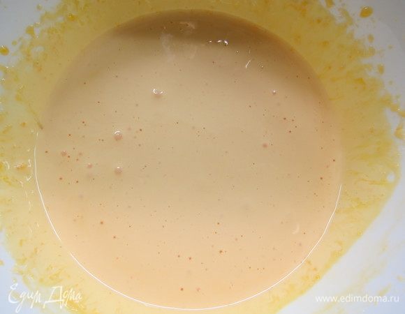 Готовим баварский мусс с белым шоколадом и фундуком. Желатин замочить согласно инструкции на упаковке, затем нагреть до температуры 60°С и распустить. Желтки слегка взбить с сахаром до гладкости.