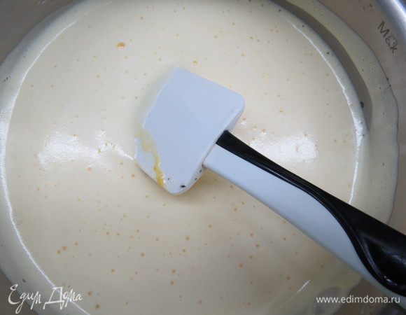 В сотейнике с толстым дном довести молоко до кипения. Продолжая взбивать, влить горячее молоко тонкой струйкой в желтки. Затем массу перелить обратно в сотейник. Варить, помешивая, не доводя до кипения, затем убрать с огня.