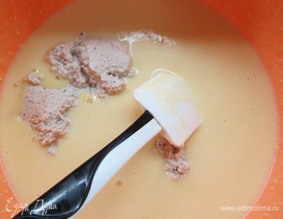 Затем добавить ореховую пасту, слегка взбить крем миксером или венчиком, остудить до 30°С.