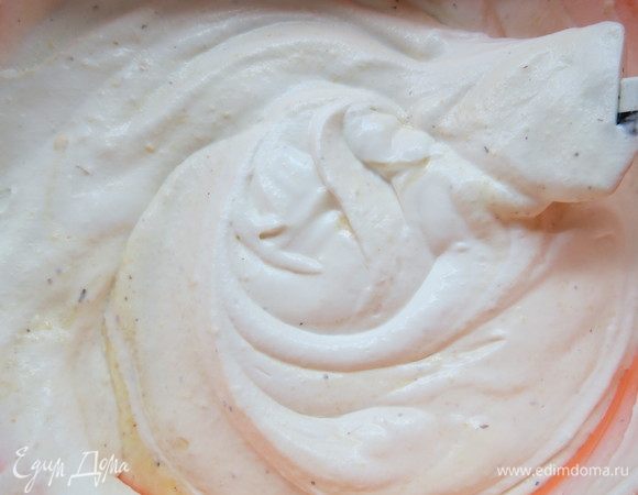 Взбить сливки до мягких пиков. Аккуратно подмешать сливки к остывшей шоколадной массе.