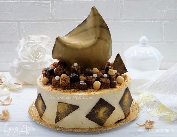 После того, как мусс схватился, извлекаем торт из кольца и украшаем по желанию кубиками бисквита, фундуком, шоколадом. 