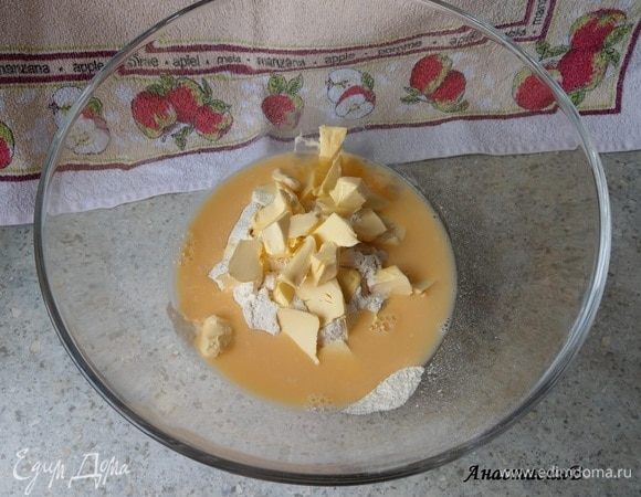 Делаем тесто. Для этого просеиваем муку, добавляем соль и кусочки холодного сливочного масла. Перемешиваем отдельно яйцо, 5 ст. л. воды и добавляем в тесто.