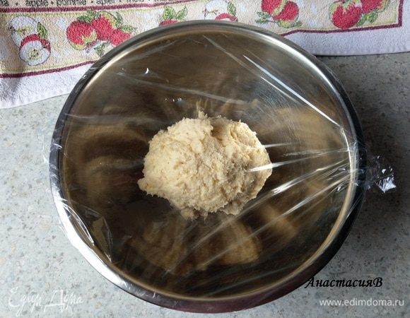 Руками перемешиваем все до образования однородной массы. Накрываем пленкой и убираем в холодильник на 1 час.