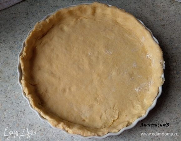 Тесто выкладываем в смазанную маслом форму для запекания.