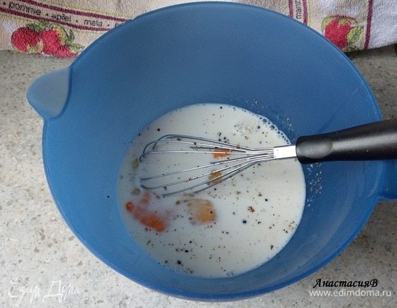 Пока запекается тыква, смешиваем яйца с молоком, солим, перчим. Можно разбавить молоко сливками. Петрушку моем и мелко рубим.