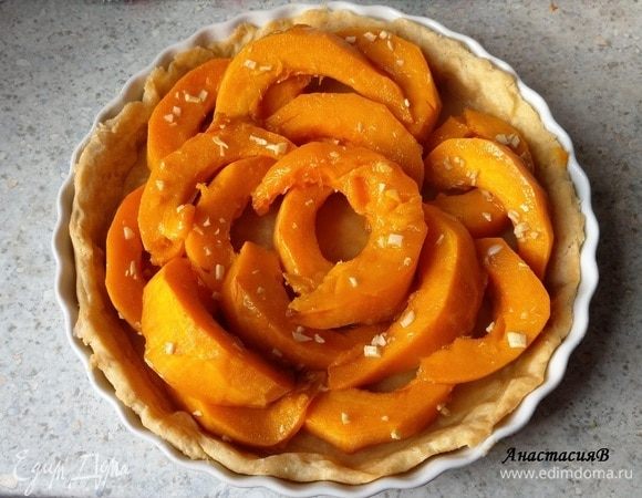 На тесто выкладываем тыкву.