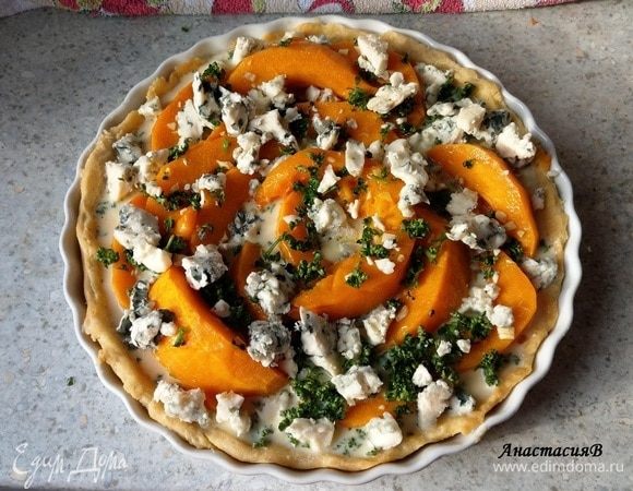 Заливаем яично-молочной смесью, посыпаем петрушкой и разломленным на кусочки сыром рокфор.