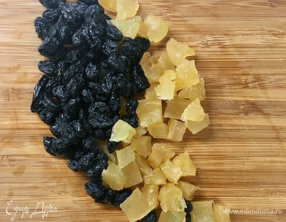 В то время, пока какао-смесь остывает, а дрожжи подходят, подготовим сухофрукты. У меня темный изюм и вяленая груша, нарезанная кубиками размером с изюминку.