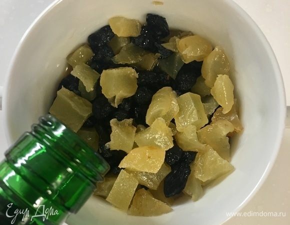 Залить сухофрукты крепким ароматным алкоголем (у меня коньяк).