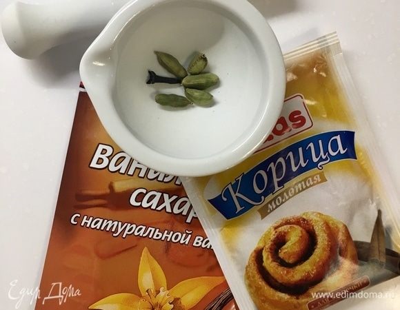 Теперь подготовим специи для придания нашему шоколадному куличику еще более пряных и волнующих ароматов. Сахар ванильный. Корица молотая. Одна гвоздичка и зерна кардамона. Кардамон освободить от грубой оболочки, а зернышки вместе с гвоздичкой истолочь в пыль.