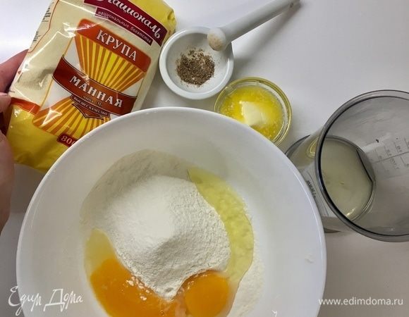 Также сразу подготовим все основные ингредиенты для теста. В большую чашу просеять муку. Вбить к муке одно целое яйцо. А одно яйцо разделить на белок (отдельно в емкость для взбивания) и желток. Желток отправить к муке. Сливочное масло растопить.