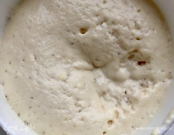 Через 30 мин. заглянем к опаре — она великолепна! Отличная дрожжевая шапочка. Начнем замешивать тесто.