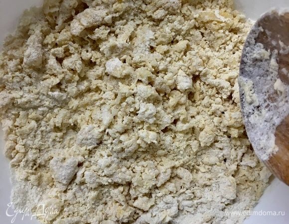 Я замешивала тесто деревянной ложкой. Сначала перетереть сухие ингредиенты с яйцами до состояния крошки.