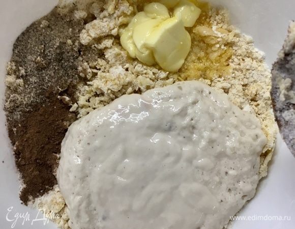 Вводим опару и тщательно вымешиваем тесто!