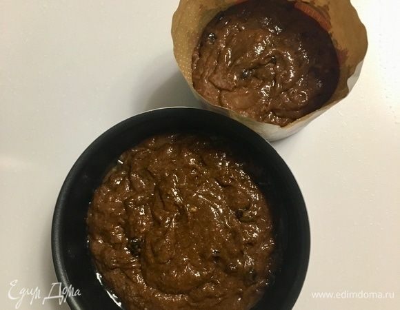 Теперь раскладываем тесто по формам. У меня получилось из указанного количества ингредиентов два небольших куличика. Но можно испечь один побольше. Оставляем тесто в формах подходить минут 40.