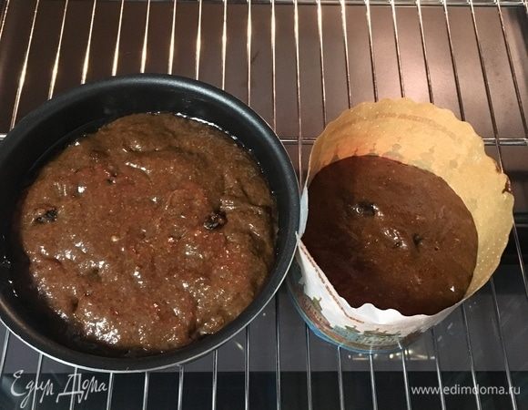 Через час тесто в формах подросло, но не так может быть сильно, как я ожидала. Ставим куличики в разогретую до 110°С духовку на 15 мин., они растут в это время. Затем увеличиваем градус до 180°С и печем еще 30–40 мин. Проверяем на готовность зубочисткой. Остужаем на решетке.