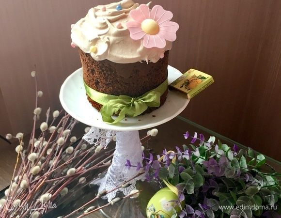 Для глазури взбить белок с каплей лимонного сока, сахарной пудрой и ложкой какао. Украсить куличик по вкусу и желанию. У меня вот так простенько, потому что кулич сам по себе получается настолько самодостаточный, что не требует дополнительного декора.