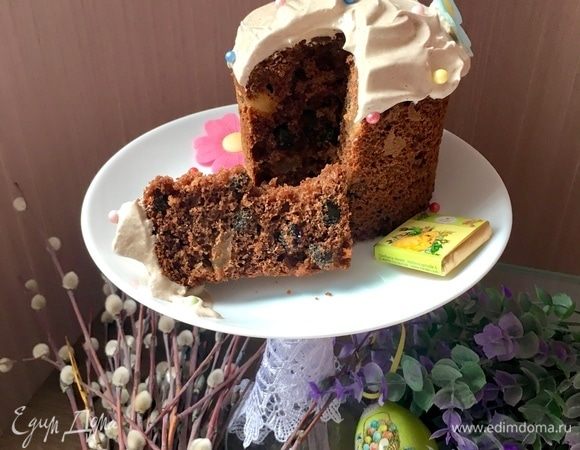 Посмотрите, я говорила о структуре! Рыхлая, пушистая, легкая, в маленькую круглую дырочку. Чем-то напоминает кексовую текстуру. Нам очень понравился такой необычный вариант пасхальной выпечки!