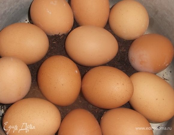 Стакан сухой заварки насыпать на дно посуды. Уложить яйца.
