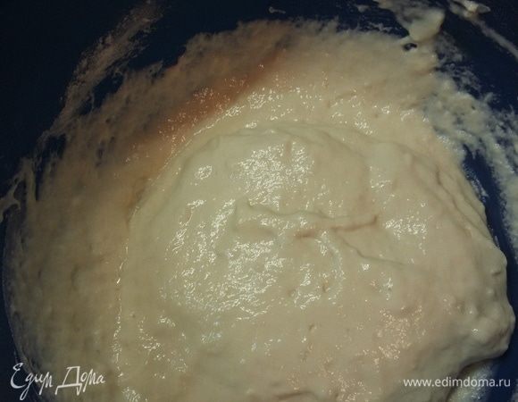 Для начала надо сделать опару. Пресованные дрожи перетереть с мукой. Добавить воды комнатной температуры и все хорошо перемешать, чтобы не было комочков. Оставить при комнатной температуре для брожения на 1 час. Затем убрать в холодильник на 12–14 часов. Я убрала на ночь.