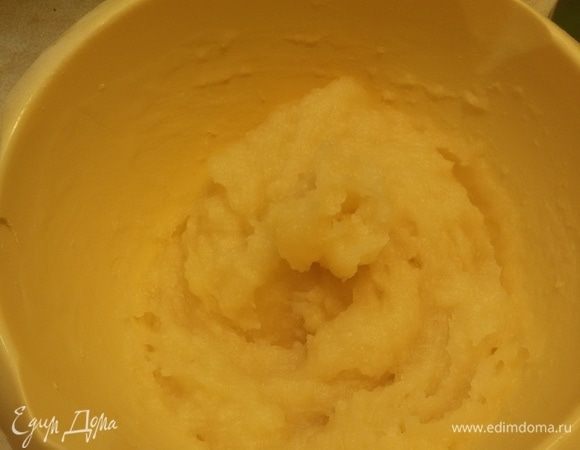 Опару достать из холодильника и дать ей постоять при комнатной температуре примерно час.
А пока надо сделать заварку. Для этого в муку влить кипяток и интенсивно все перемешать. Оставить остывать.