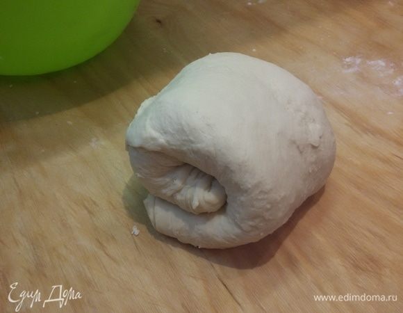 Затем взять тесто и растянуть его. Сложить конвертом, потом еще раз сложить конвертом. Положить в миску и поставить в теплое место для подъема на 2 часа. Через час проделать опять процедуру складывания теста в конверт.
Тесто очень хорошо поднимается и на ощупь воздушное.