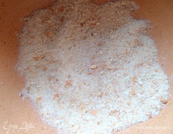 Для плотности (вместо муки) насыпать домашние сухари.