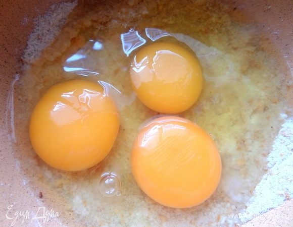 Взбить с сухарями крупные яйца.