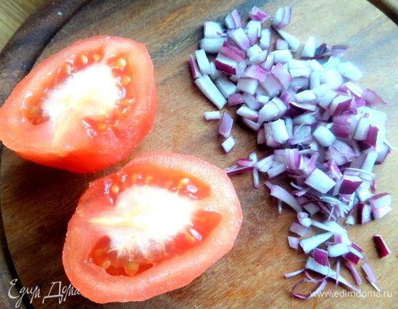 С помидора снять шкурку.