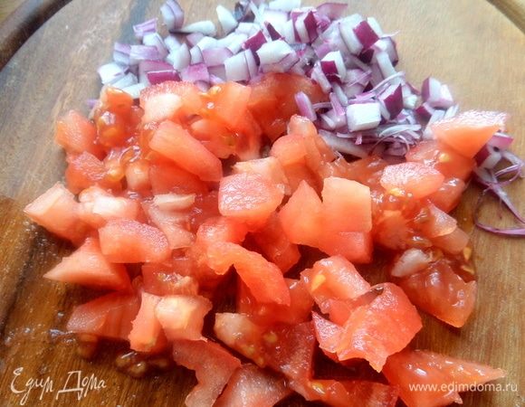 Измельчить и лук тоже.