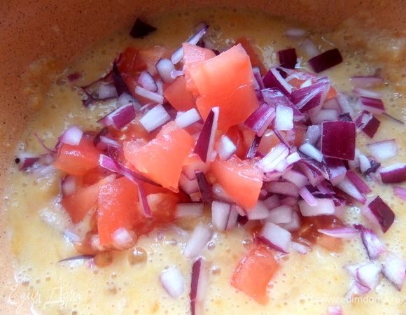 Высыпать в основу.