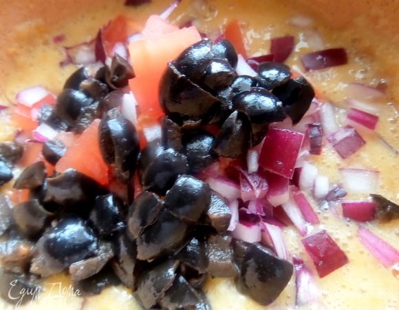 Покрошить маслины.
