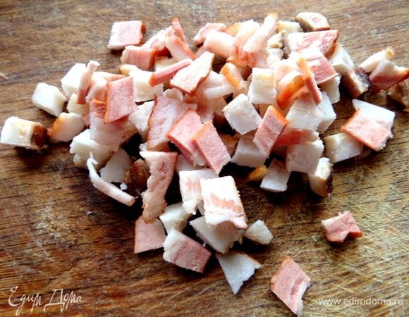 Бекон или колбасу-ветчину мелко нарезать.