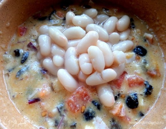 Добавить фасоль, слив жидкость.