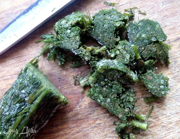 Зелень любую для аромата нарезать.