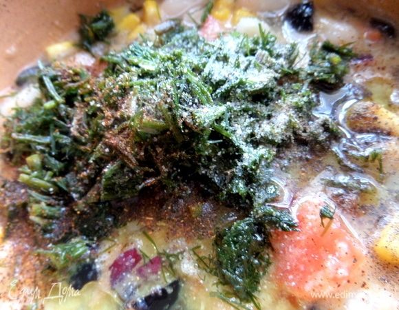 Высыпать вместе с приправами и маслом. Посолить.