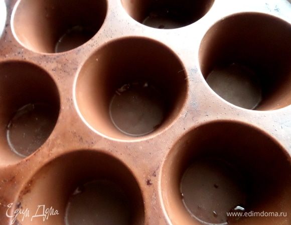 Силиконовую форму для кексов можно не смазывать.