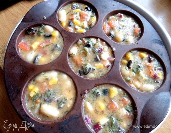 Заполнить составом и поместить в поддон для мультиварки для приготовления на пару.